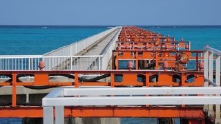 下地島空港は海に突き出ています