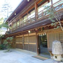 日本旅館岩惣が公園の入口・目印です