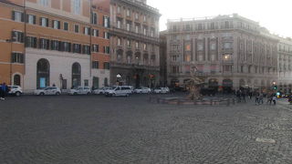 ベルニーニ作の有名な噴水があります