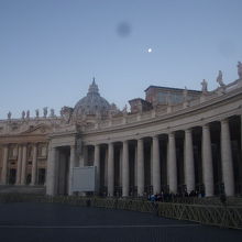 朝の静寂に包まれたサンピエトロ広場の様子