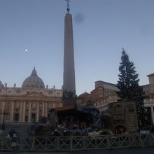 12月中旬の訪問では、中央部で巨大なツリーも見られました