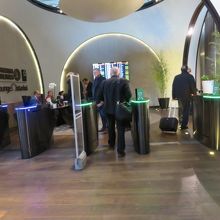 チェックインは航空券のバーコードをかざすだけでOK。