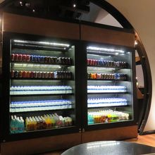 ビールはソフトドリンクとともにある