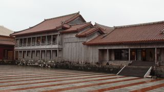 正殿の見学ルートの入口