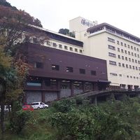 川沿いの小高い丘に建つ湯快リゾート三好屋