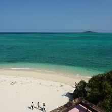 橋のたもとの海岸は白い砂浜とマリンブルー
