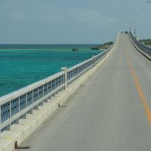 宮古島に向かう橋上の景色
