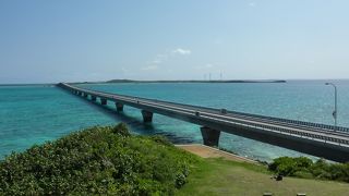 宮古島北端から真直ぐ海に延びる橋