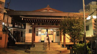 神楽坂上交差点近くの寺院