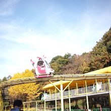 足こぎ式の乗り物がたくさん