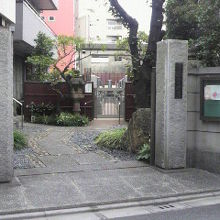 宋慶寺の入口の門の様子です。とても簡素な造りの門の様子です。