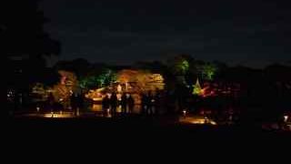 池に浮かぶ島にあります