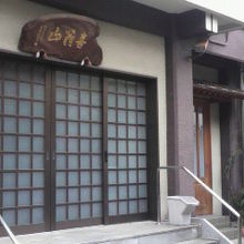宋慶寺の門を入ると、左側に本堂を思わせるガラス戸が見えます。
