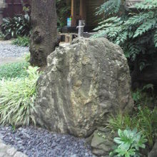 宋慶寺の境内の右側に置かれている銘石は、落ち着感じがします。