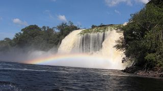 12月初旬、アチャの滝は水量たっぷりで迫力ある滝の裏歩きが出来ます！