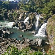 大昔の富士山から流れ出た溶岩で作られた街中の滝