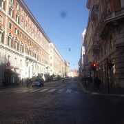 ローマ市街地中心部では珍しい、幅広い通りの一つです