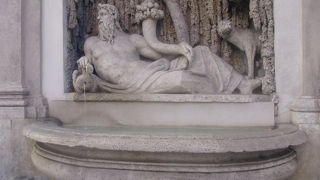 ナヴォーナ広場の四大河の噴水とは別物ですのでお間違えなく・・・。