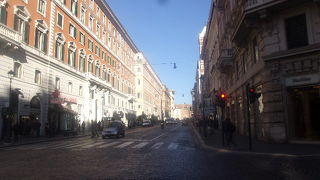 ローマ市街地中心部では珍しい、幅広い通りの一つです