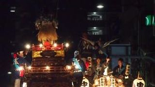 真夏の夜を飾る豪華な山車