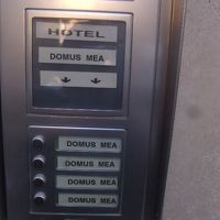 チェックイン・外出の際は、まずこのボタンを押して呼出します