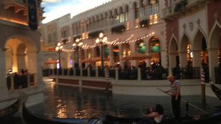 屋内に運河が！屋内なので涼しい！