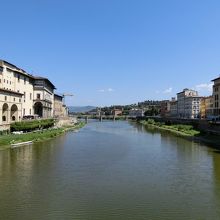 ヴェッキオ橋より上流方面。