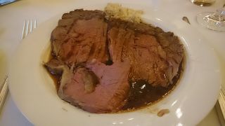 伝統を受け継ぐローストビーフ。サービスはロンドンレベル