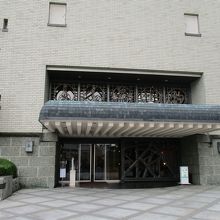 道後公園の手前にあります