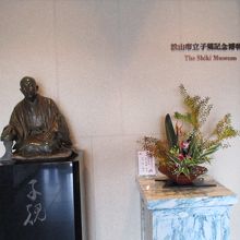 入口を入ったところに、子規の像があります