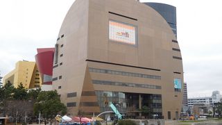 カラフルで独特なデザインの商業施設