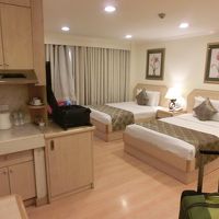 エアコンは一体窓式のウルさいやつ。