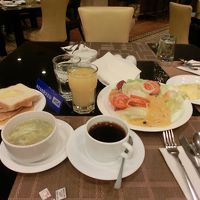 テキパキ・丁寧なスタッフで混んでいてもすぐ座れる。