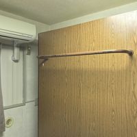 ベッドを縦に壁際に収納できます。