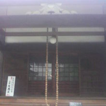 英信寺の本堂です。三面大黒天は、写真の本堂の左側にあります。