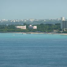 対岸の与那覇前浜
