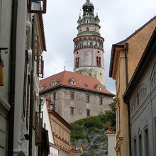 町中の通りから見えた城の塔