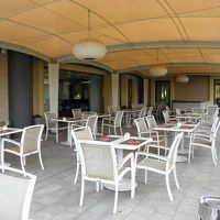 レストラン横のテラス席　灰皿があります