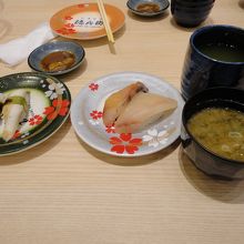 注文した寿司です　味噌汁はおかわりできます
