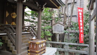 東京大神宮鳥居をくぐると右手にあいます。