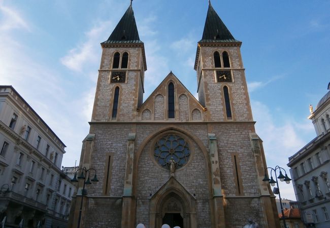 ネオ・ゴシック様式の堂々たる大聖堂