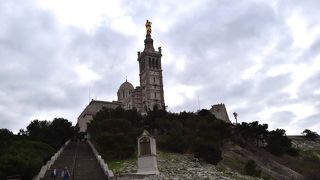 マルセイユの街と海を護る黄金の聖母子像