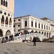 運河を挟んで手前が宮殿、奥が牢獄です