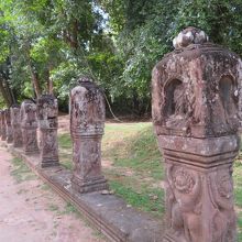 参道にある砂岩彫刻