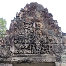 建物の上部にありました