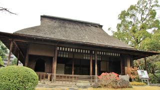 水前寺成趣園の庭園が綺麗に見られるところに建っています