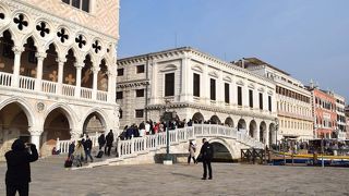 淡いオレンジ色の大理石の外壁と豪華な内装が素晴らしい