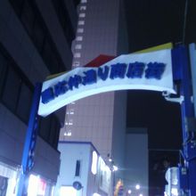 夜の商店街です。