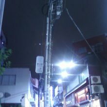 飲み屋さんが並びます。