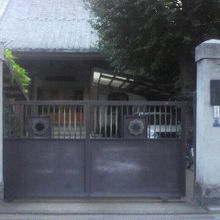 感應寺の入口の門です。もう夕方ですので、門が閉まっています。